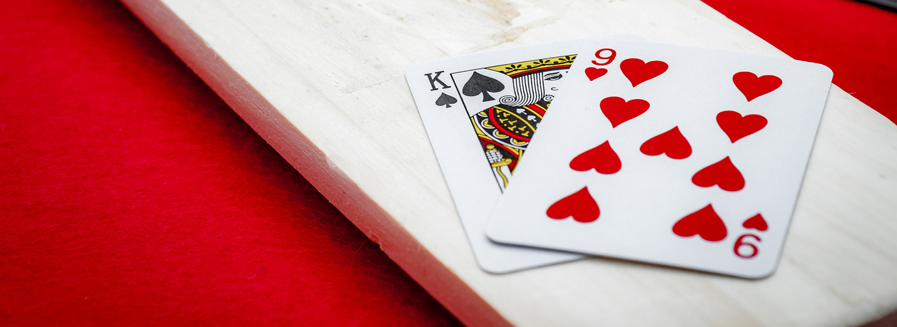 A baccarat palette with a king and a 9 on it -- a winning hand in baccarat.